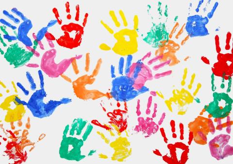 Mani colorate di bambini