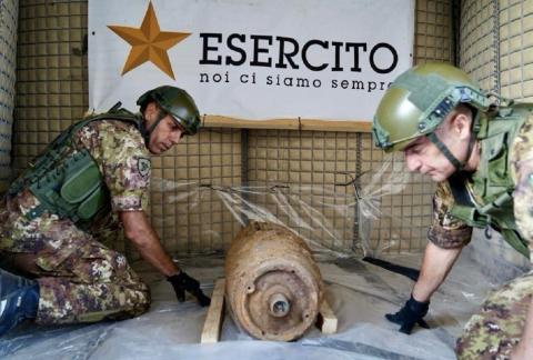 foto di due militari artificieri al lavoro